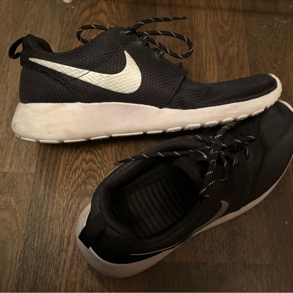 Nike Shoes - NIKE Roshe Runs